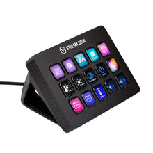 Elgato Stream Deck Mk. 2 sorterer streaming-tastatur med 15 programmerbare knapper, farveikoner og USB-kabel synligt til venstre.