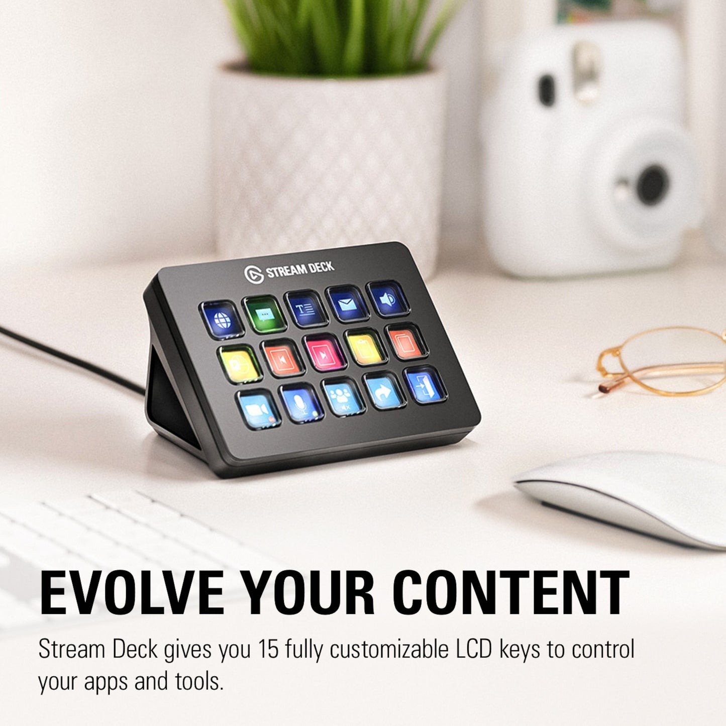 Elgato Stream Deck Mk.2 med 15 programmerbare knapper ved tastatur og mus, teksten EVOLVE YOUR CONTENT synlig.