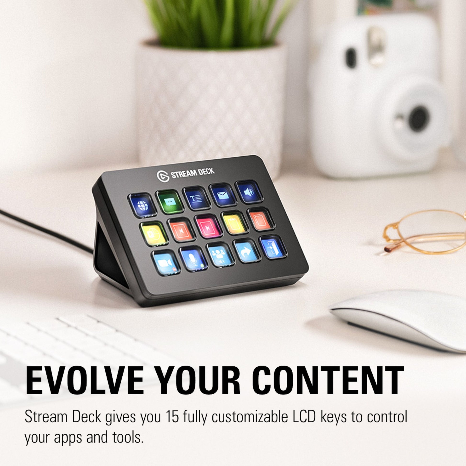 Elgato Stream Deck Mk.2 med 15 programmerbare knapper ved tastatur og mus, teksten EVOLVE YOUR CONTENT synlig.
