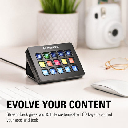 Elgato Stream Deck Mk.2 med 15 programmerbare knapper ved tastatur og mus, teksten EVOLVE YOUR CONTENT synlig.