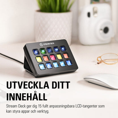 Elgato Stream Deck Mk. 2 med 15 knapper på skrivebord ved mus, tastatur og kamera.