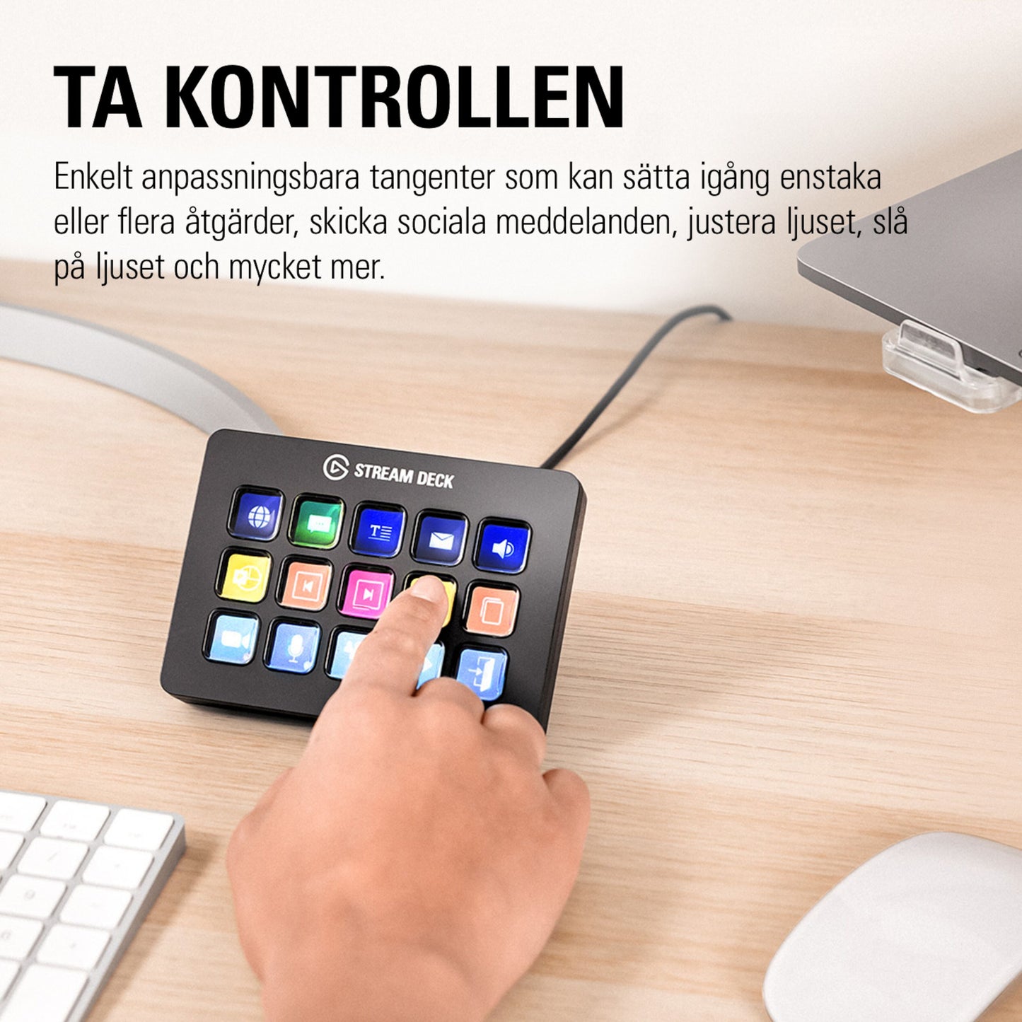 Elgato Stream Deck Mk. 2 med 15 knapper, sort, på lyst skrivebord ved hvidt tastatur og skærm.