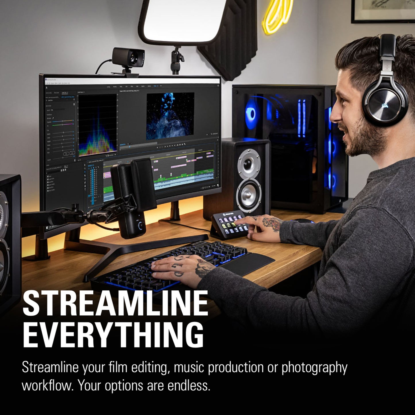 Elgato Stream Deck Mk.2 med programmerbare knapper ved dobbeltskærm og lydopsætning, sort model vises i brug.