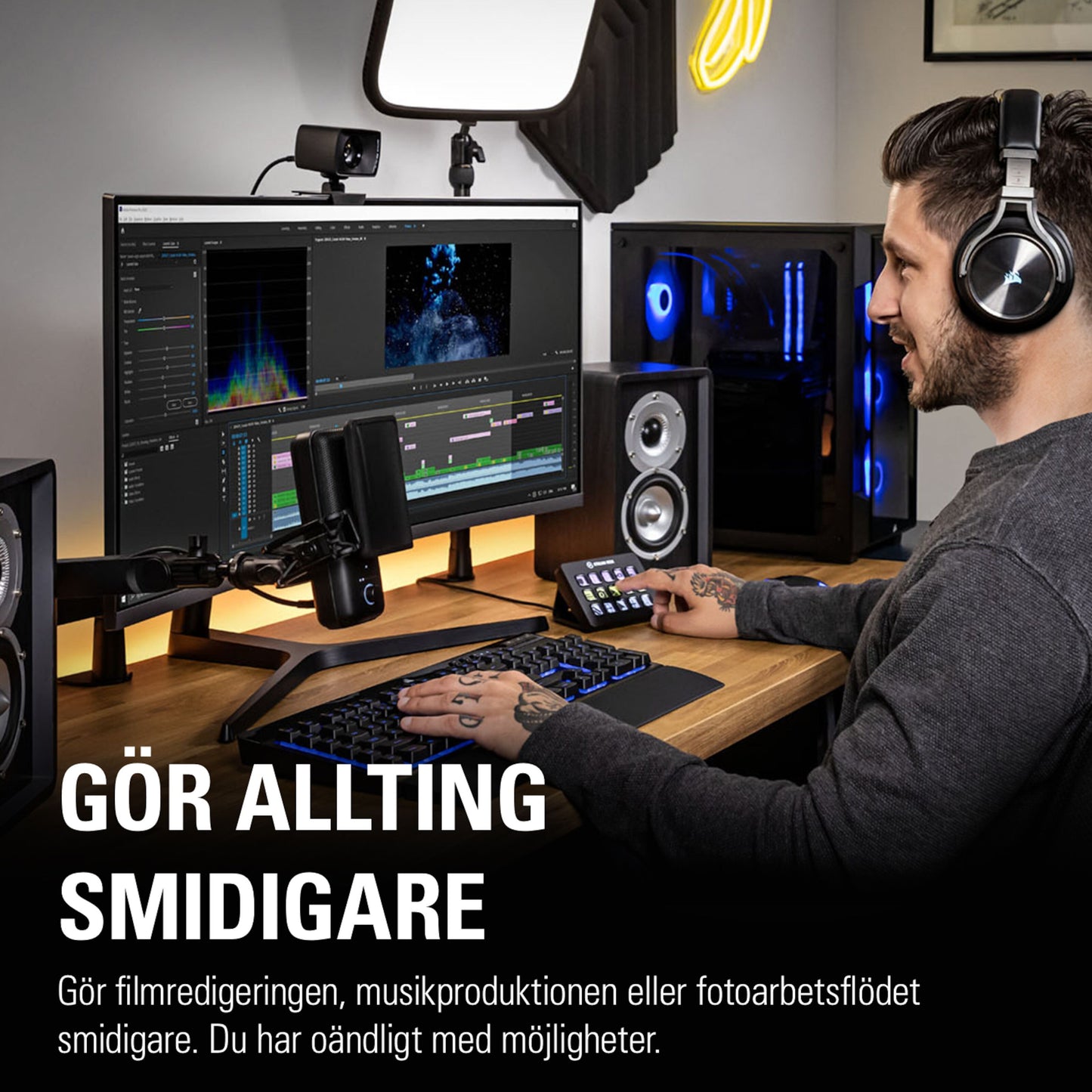 Elgato Stream Deck Mk. 2 med programmerbare knapper, sort model, synlig ved videoredigering på skrivebord med tilbehør.