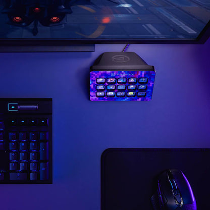 Elgato Stream Deck Mk. 2 med programmerbare knapper, mekanisk tastatur, mus og musemåtte under lilla/blåt lys.