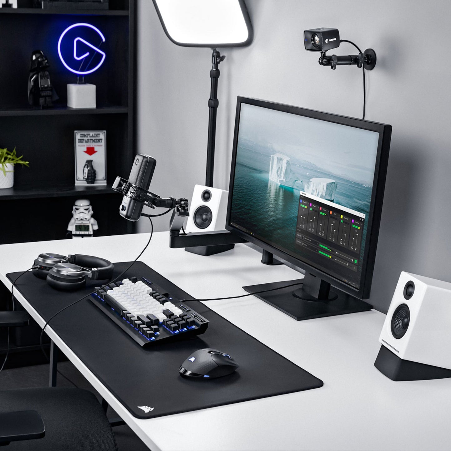 Elgato Vægbeslag til webcam, skærm med redigeringssoftware, tastatur, mus, headset, mikrofon, højttalere og LED-lys.