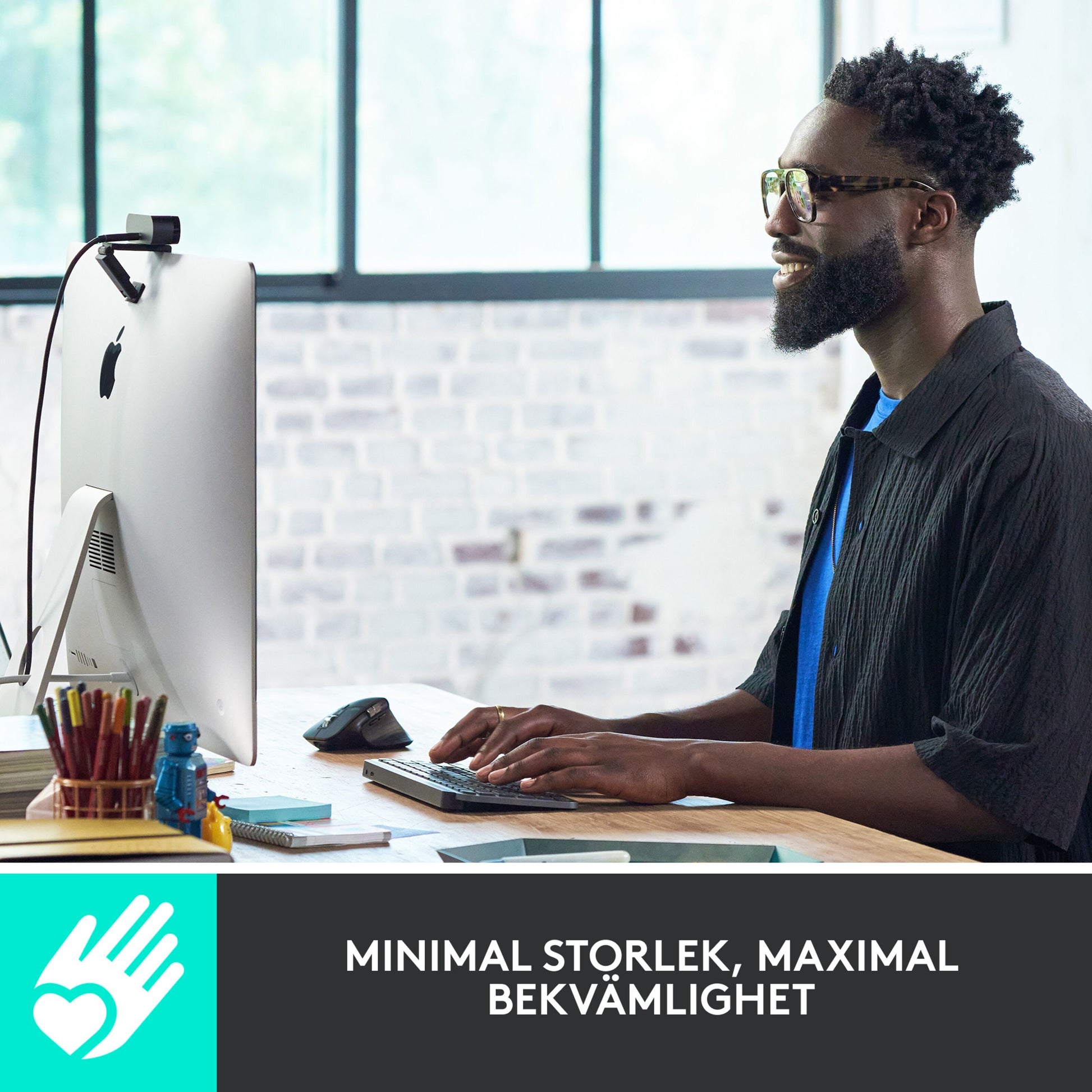 Logitech MX Keys Mini trådløst tastatur grå i brug, svensk tekst: Minimal størrelse, maksimal bekvemmelighed.
