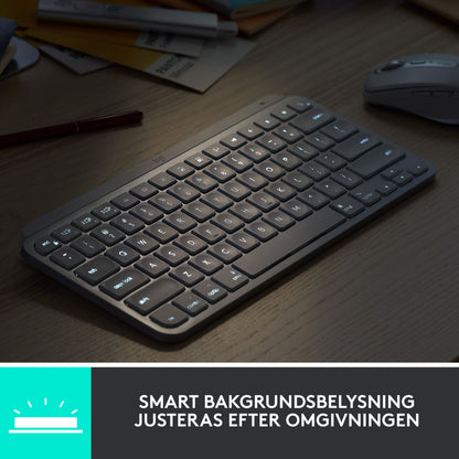 Logitech MX Keys Mini trådløst tastatur grå med oplyste taster, Logitech-logo, svensk tekst på tasterne.