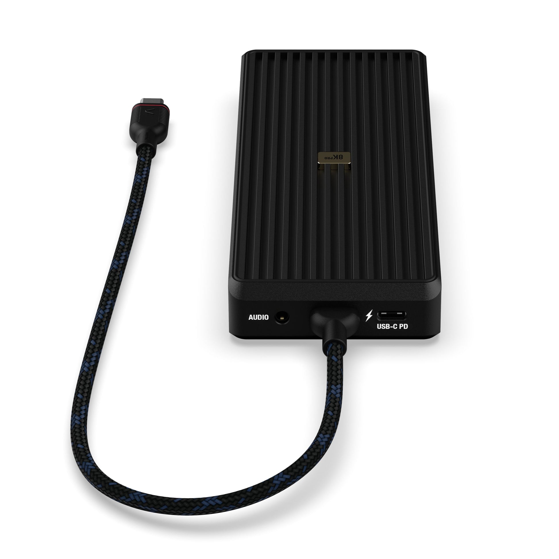 USB-C-hub 12 porte 8K sort, rektangulær med rillet overflade, fastgjort fletkabel, mærkede audio/USB-C PD porte.