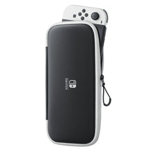 Nintendo taske sort/hvid til Switch og Switch OLED med lynlås, delvist åben med Switch-konsol og beskyttelsesfilm synlig.