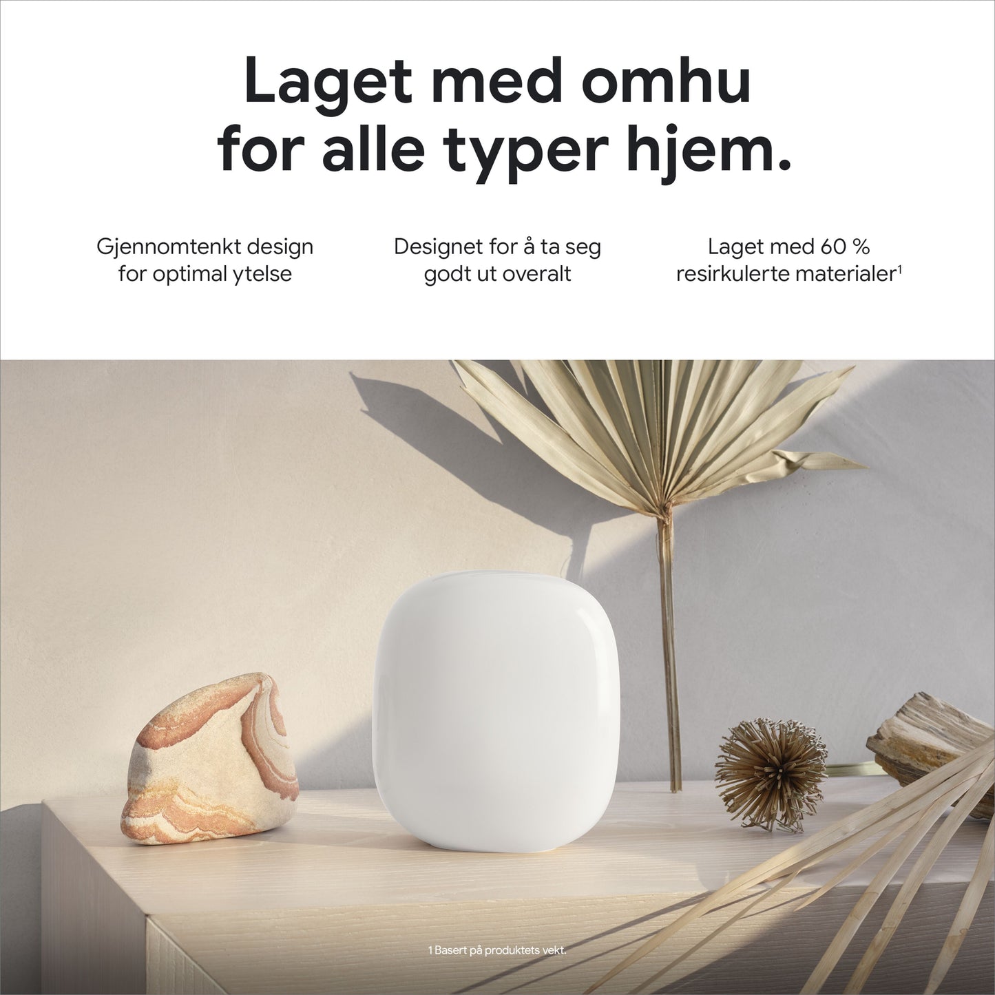 Google Nest Wifi Pro AXE4200 1-pakke hvid oval, på lyst træbord med norsk tekst om genbrugsmaterialer over produktet.