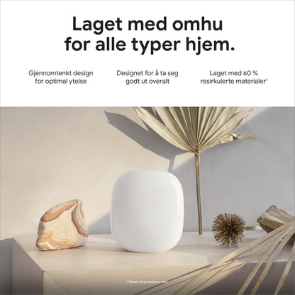 Google Nest Wifi Pro AXE4200 1-pakke hvid oval, på lyst træbord med norsk tekst om genbrugsmaterialer over produktet.