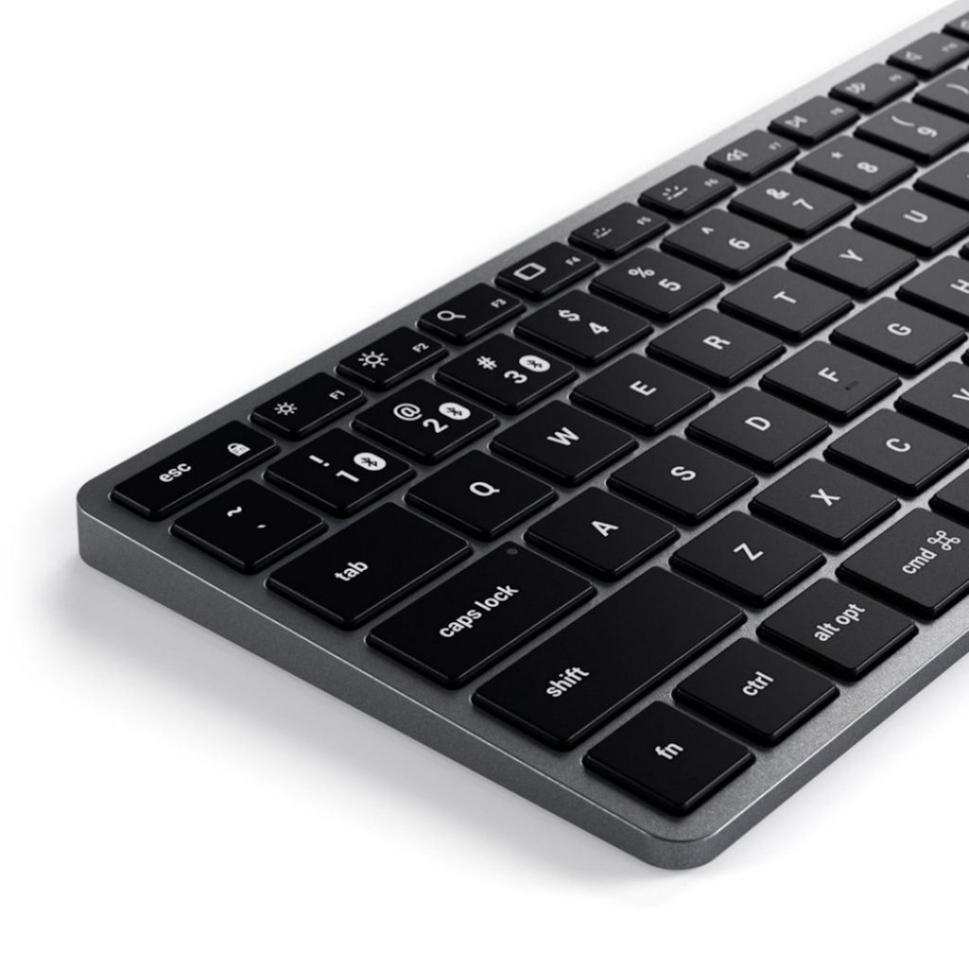 Satechi Slim X1 trådløst tastatur sort, hvide taster og symboler, macOS kompatibel, hjørne close-up.