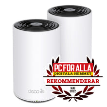 TP-Link Deco XE75 Mesh WiFi 6E AXE5400 2-pack hvide cylindre, modelnavn og badge "PC FÖR ALLA MAJ 2022" vises.