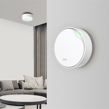Tp-Link Deco X50-PoE AX3000 mesh WiFi 3-pakke, hvide med grønne lys monteret på væg og loft.