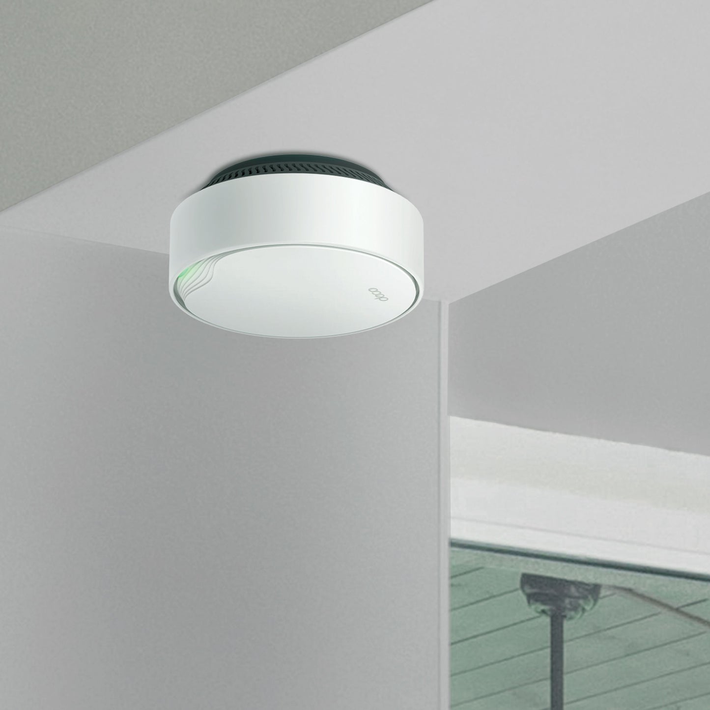 Tp-Link Deco X50-PoE AX3000 3-pakke mesh WiFi 6, PoE ethernet, hvide enheder monteret nær hvid røgdetektor i loft.