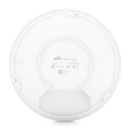 Ubiquiti UniFi 6 Pro AX5300 adgangspunkt, hvid, rund, bagside med brandlabel, produktinfo og certifikationssymboler.