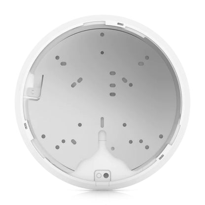 Ubiquiti Unifi 6 Pro AX5300 monteringsplade, hvid, rund plast med metalcenter og små huller.