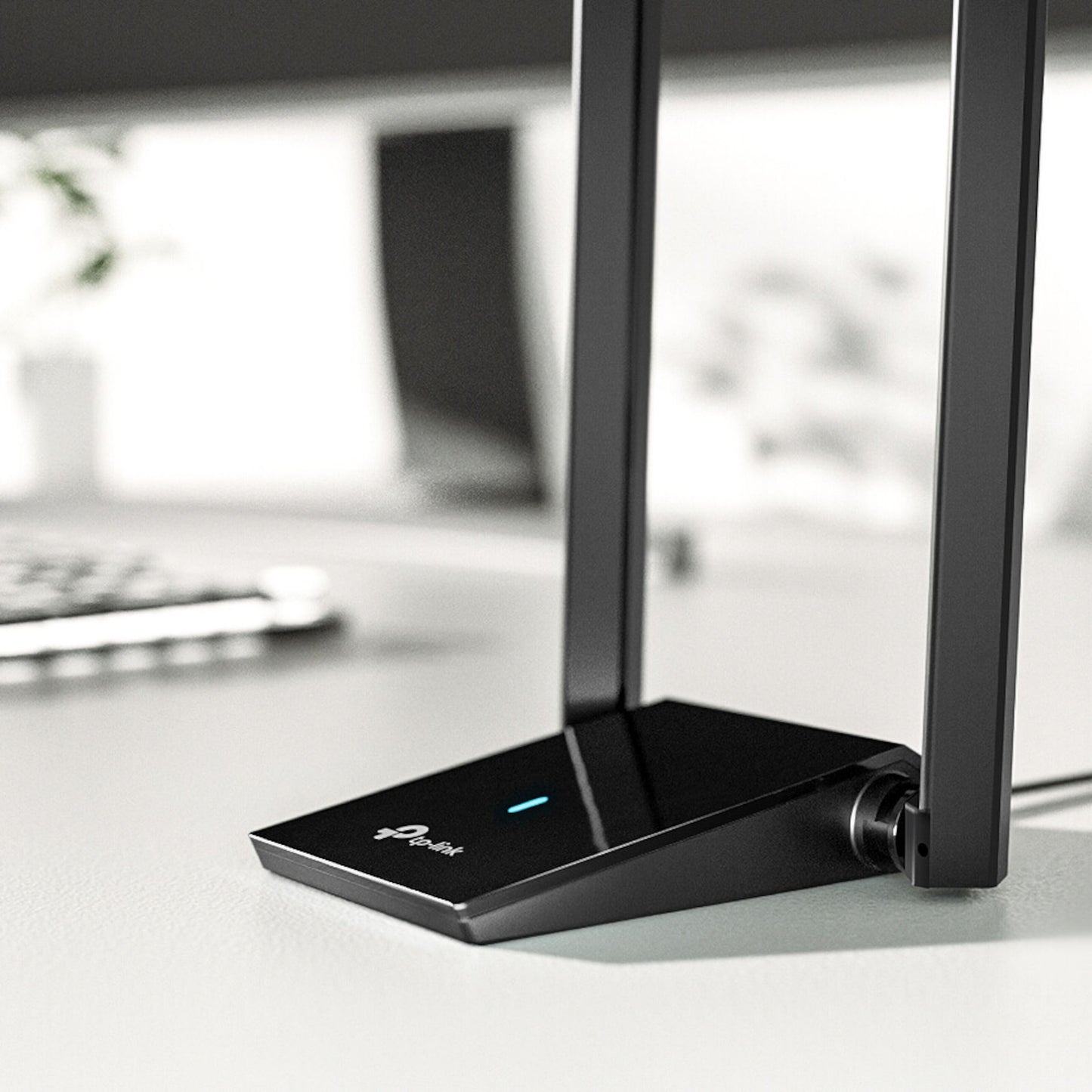 TP-Link router sort med to antenner, ved siden af Archer TX20U Plus AX1800 netværkskort med blå indikatorlys.