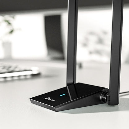TP-Link router sort med to antenner, ved siden af Archer TX20U Plus AX1800 netværkskort med blå indikatorlys.
