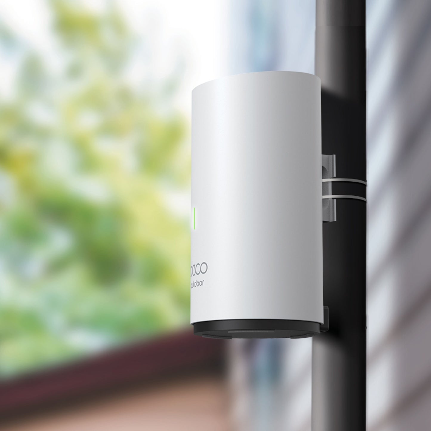 Tp-Link Deco X50-Outdoor PoE AX3000 Mesh hvid enhed på mørk udendørspæl, grøn indikator, "outdoor" tekst synlig.