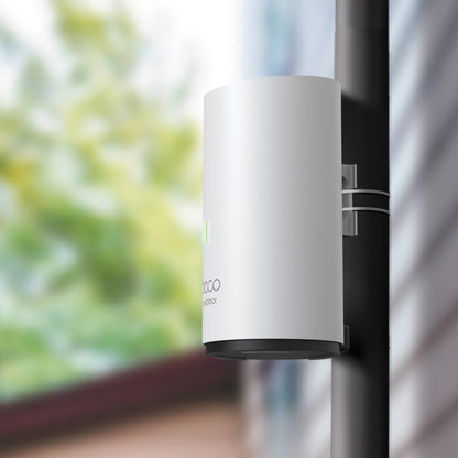Tp-Link Deco X50-Outdoor PoE AX3000 Mesh hvid enhed på mørk udendørspæl, grøn indikator, "outdoor" tekst synlig.