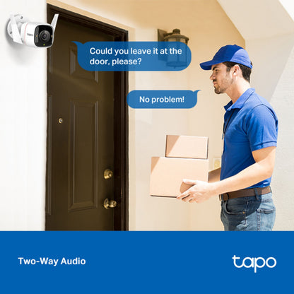TP-Link Tapo C320WS trådløst overvågningskamera monteret udendørs, tekstboble med Two-Way Audio.