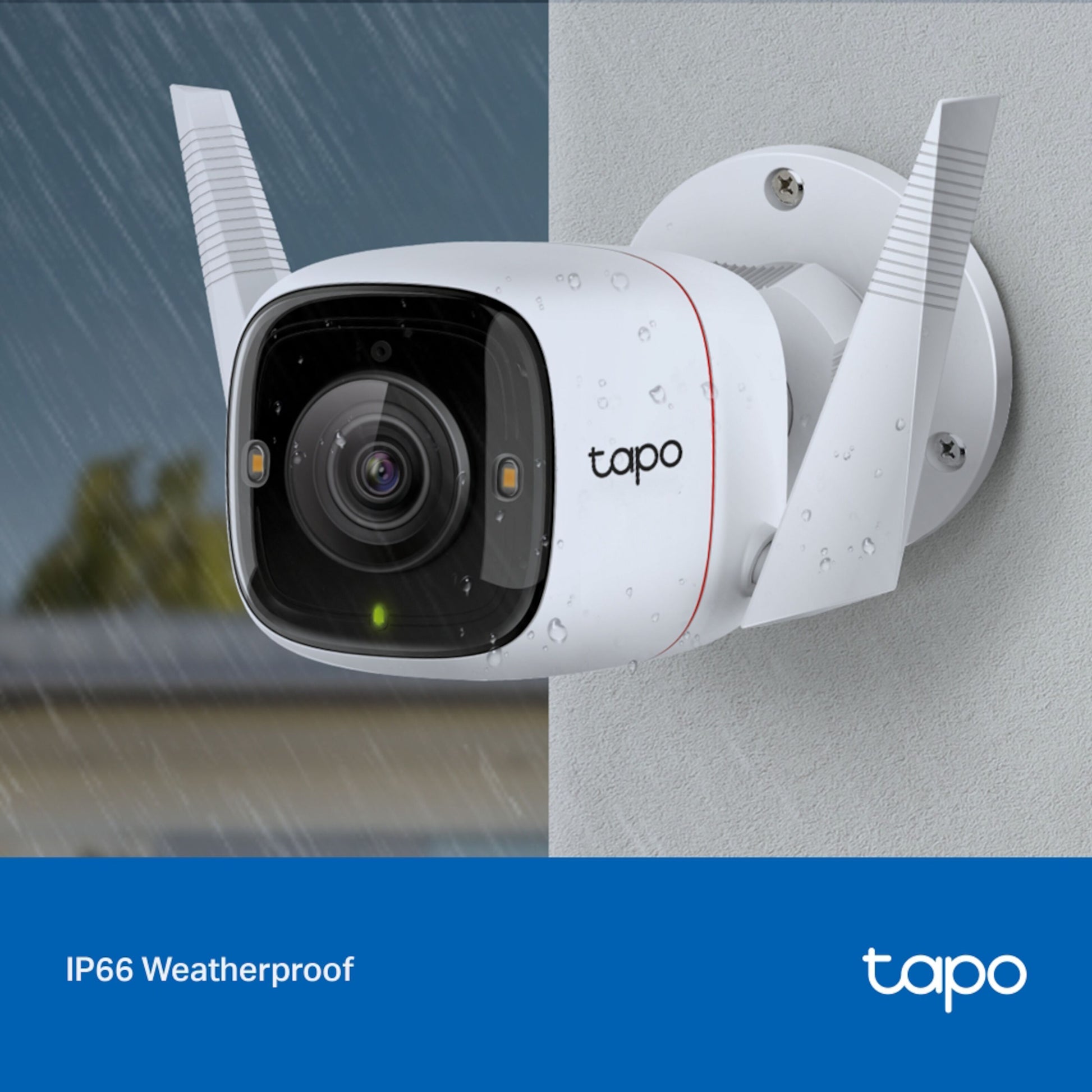 TP-Link Tapo C320WS trådløst overvågningskamera monteret på våd væg, viser IP66 beskyttelse og 2K opløsning.