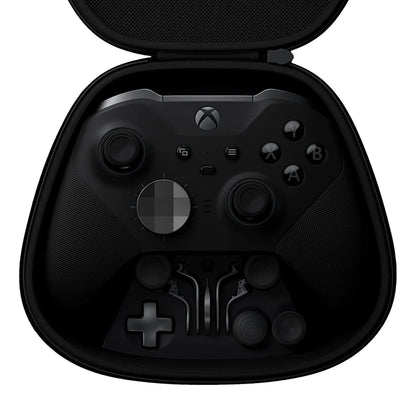 Xbox Elite Series 2 trådløs controller i åben bæretaske med udskiftelige tommelfingerpinde, D-pad og paddles.