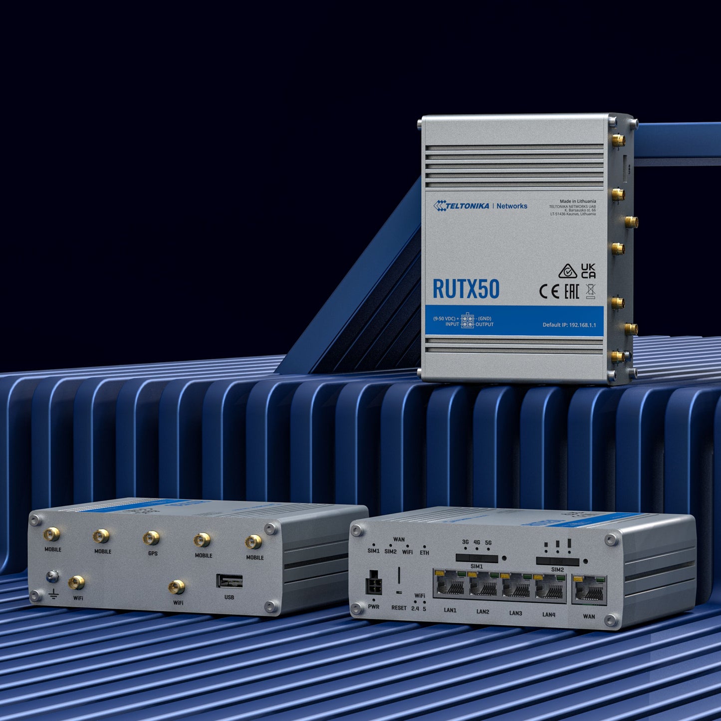 Teltonika RUTX50 5G-router med modem, dobbelt SIM, front-, taske- og sidevinkel med synlige porte, stik og labels.
