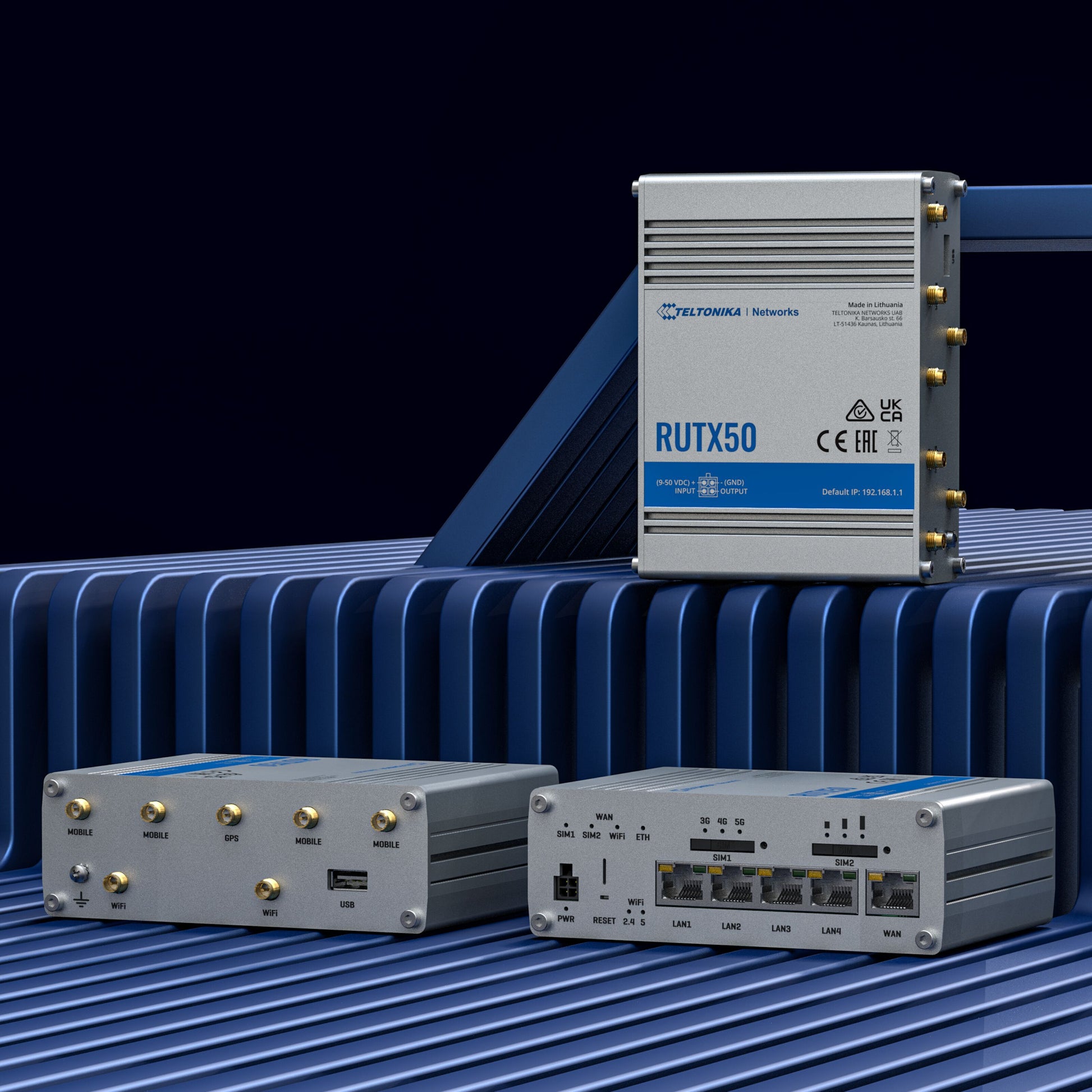 Teltonika RUTX50 5G-router med modem, dobbelt SIM, front-, taske- og sidevinkel med synlige porte, stik og labels.