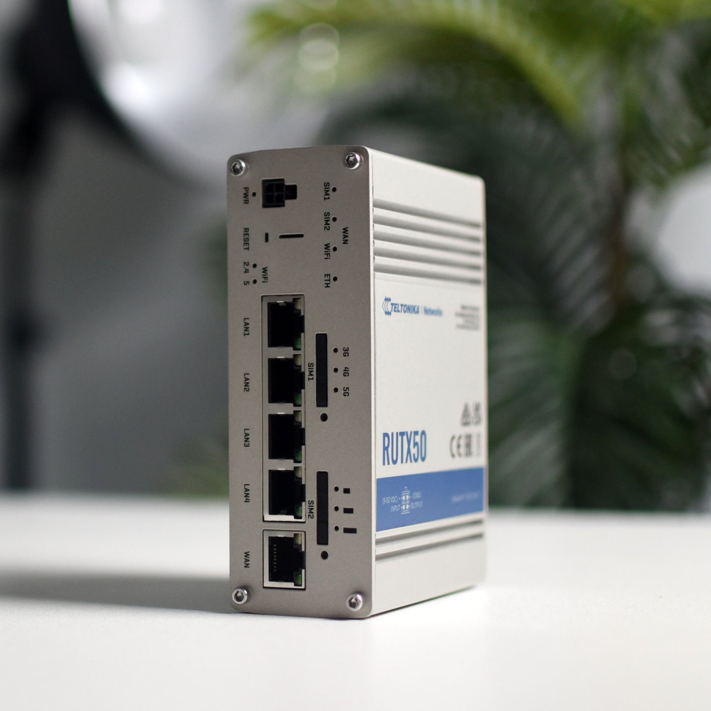 Teltonika RUTX50 5G-router sølv, rektangulær, dual SIM, Ethernet-porte, indikatorlys.