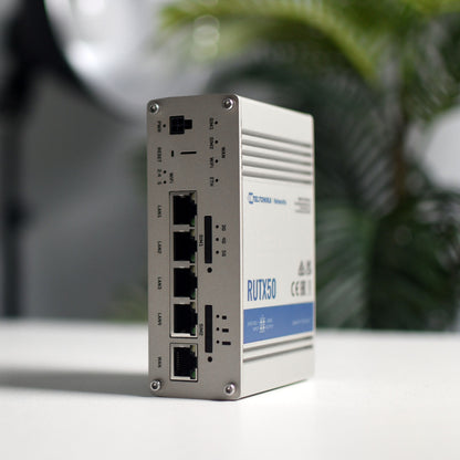 Teltonika RUTX50 5G-router sølv, rektangulær, dual SIM, Ethernet-porte, indikatorlys.
