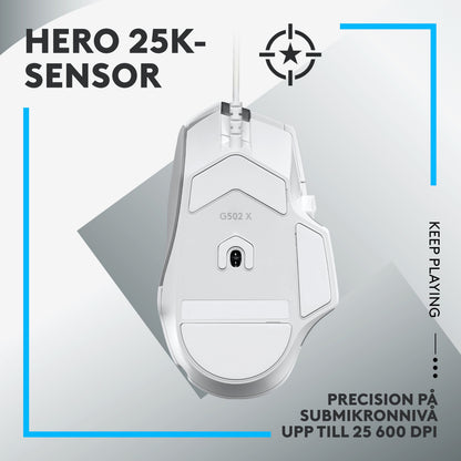 Logitech G502 X gamingmus hvid set nedefra, HERO 25K sensor, svenske specifikationer, blå geometriske detaljer.