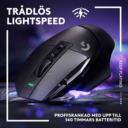 Logitech G502 X Lightspeed trådløs gamingmus sort med lysdetaljer, svensk tekst: TRÅDLÖS LIGHTSPEED og 140 TIMMARS BATTERITID.