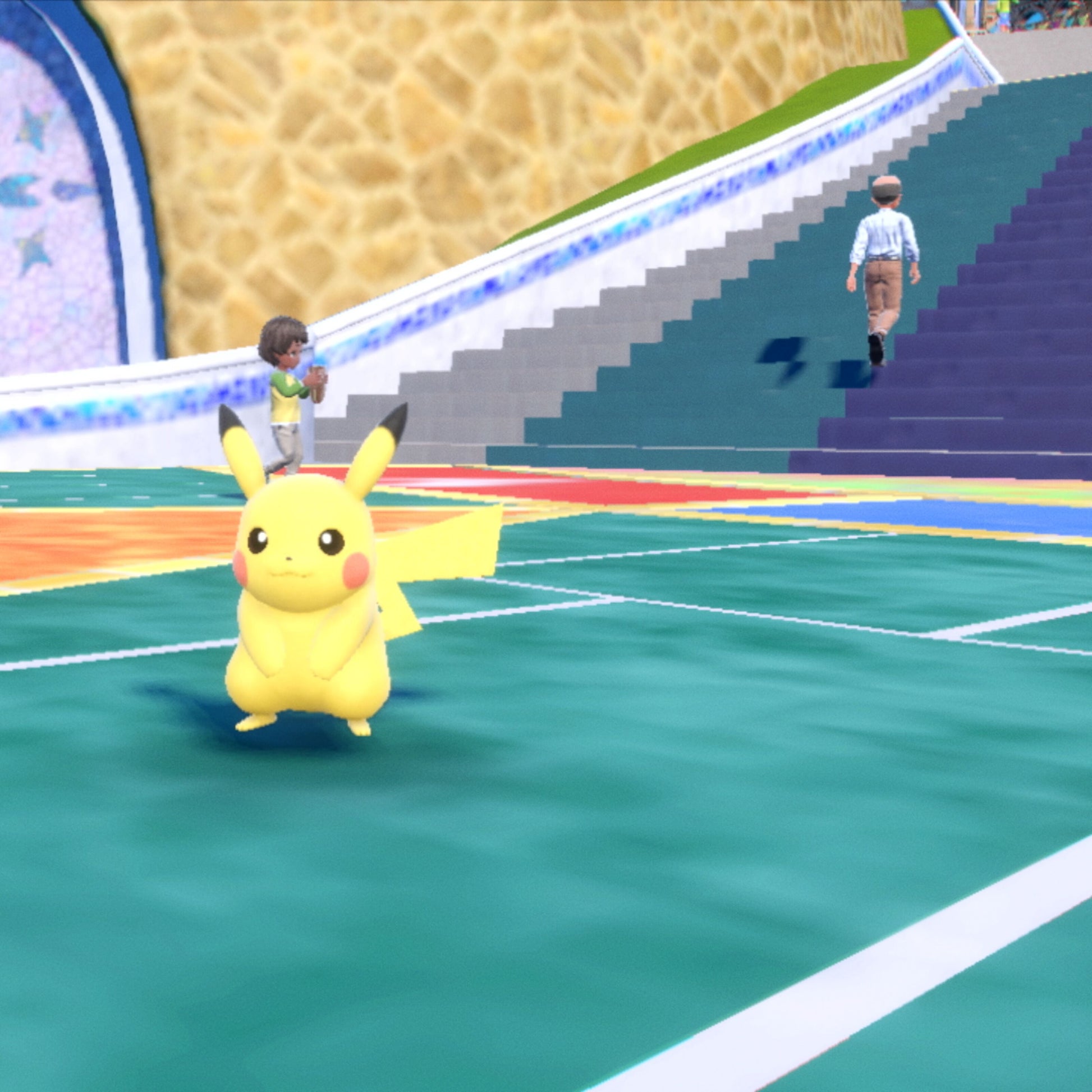 Pikachu figur på farverig bane med to personer nær trappe, Pokémon Violet, gul nuance, Nintendo.