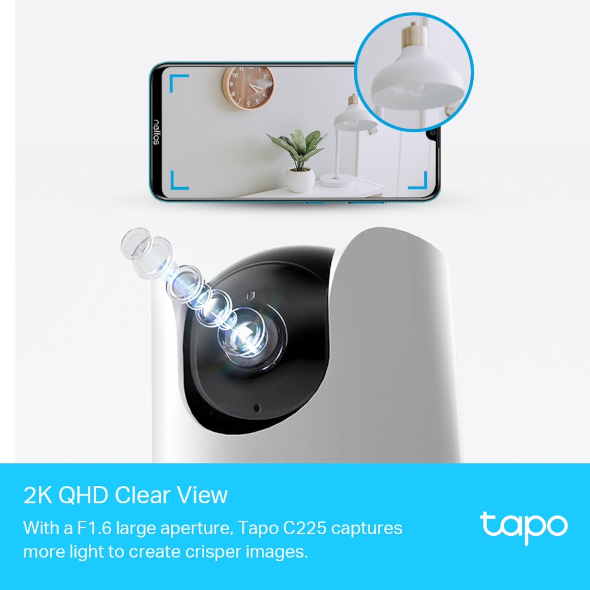 TP-Link Tapo C225 AI trådløs overvågningskamera med linsetegning, smartphone viser 2K QHD live visning, F1.6 stor blænde.