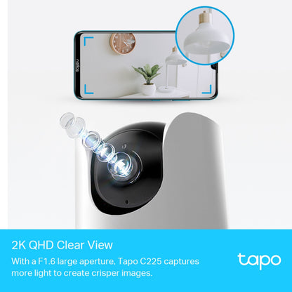 TP-Link Tapo C225 AI trådløs overvågningskamera med linsetegning, smartphone viser 2K QHD live visning, F1.6 stor blænde.