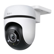 TP-Link Tapo C500 trådløst overvågningskamera sort/hvid, monteret på vægbeslag, 1080p video, til indendørs og udendørs brug.