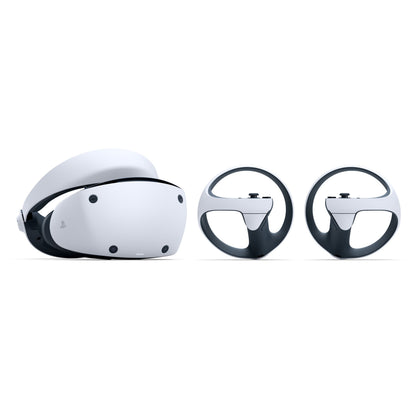 PlayStation VR2 headset i hvid og sort med to controllere ved siden af PlayStation 5 konsol.