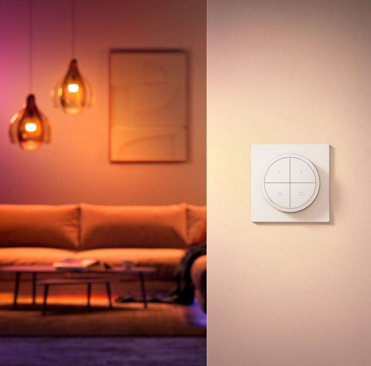 Philips Hue Tryk på Drejeknap Fjernbetjening hvid monteret på lys væg i stue med sofa og pendellamper synlig.