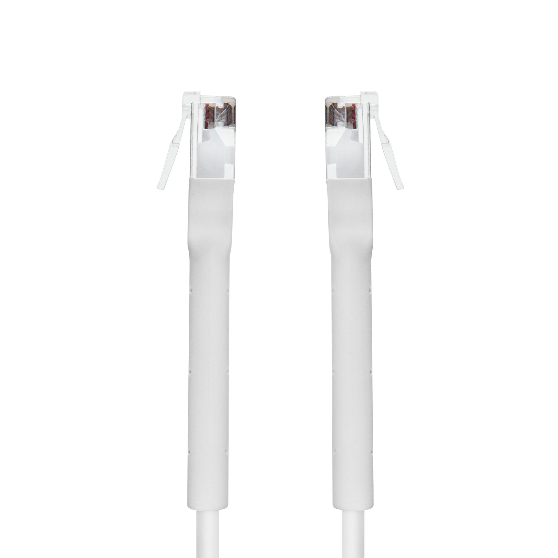Hvide fleksible UTP-netværkskabler Cat.6 1m med klare RJ45-stik mod hinanden.