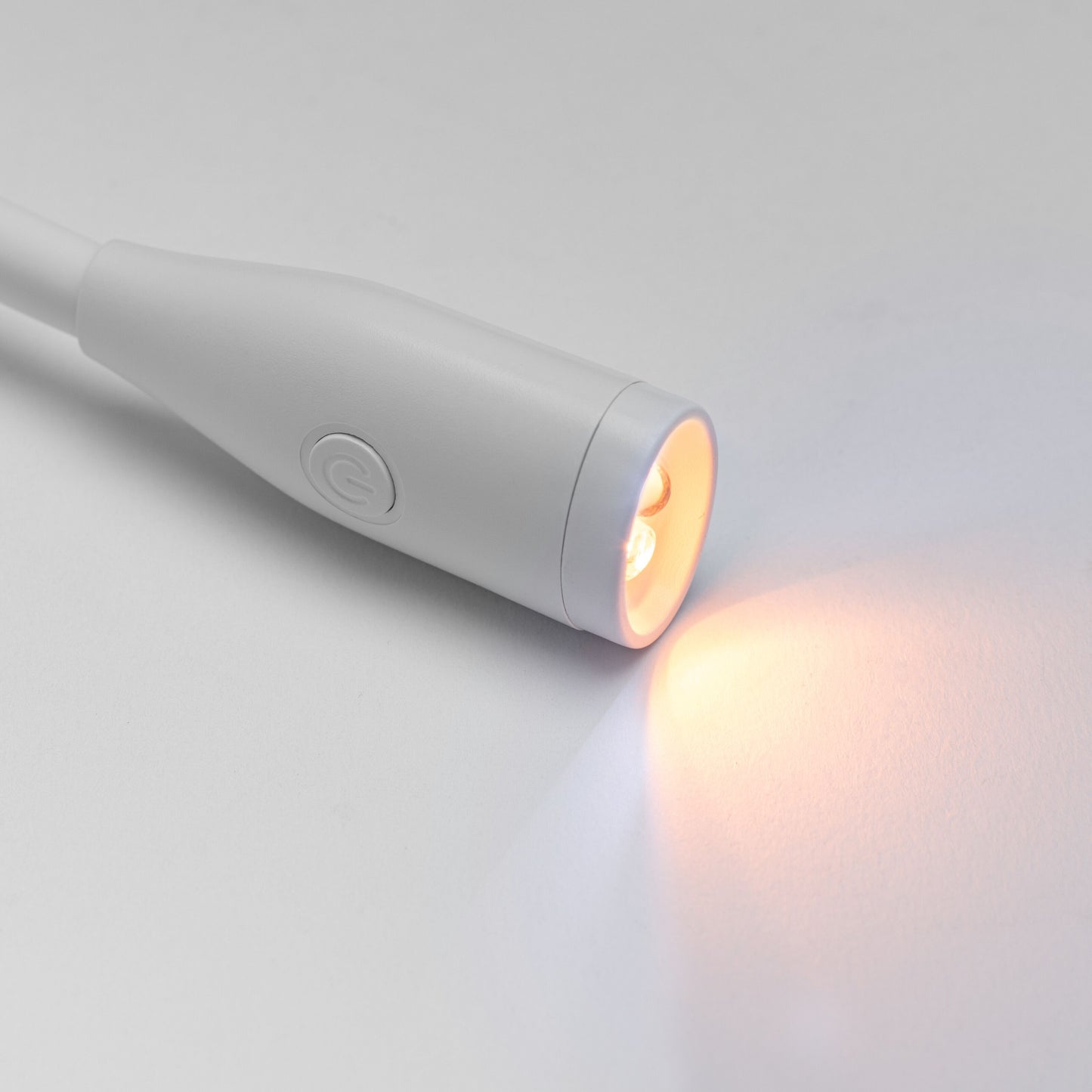 Luxorparts justerbar LED nakkelampe med varmt orange lys, ses på hvid baggrund.