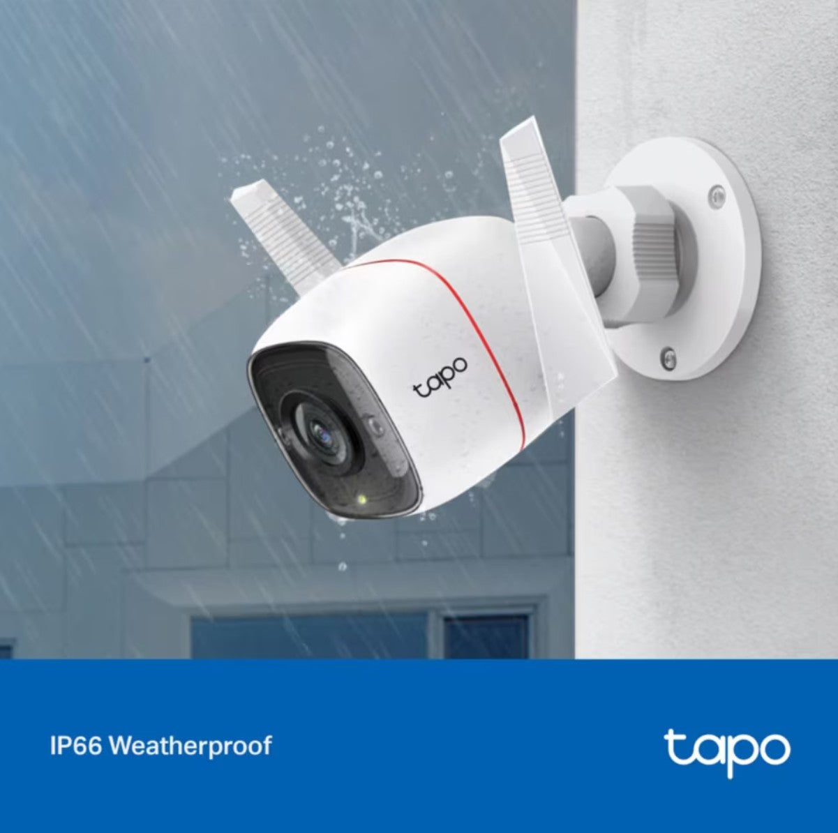 2 stk. TP-Link Tapo C310 trådløse udendørsovervågningskameraer, IP66-certificeret, hvid, monteret på væg.
