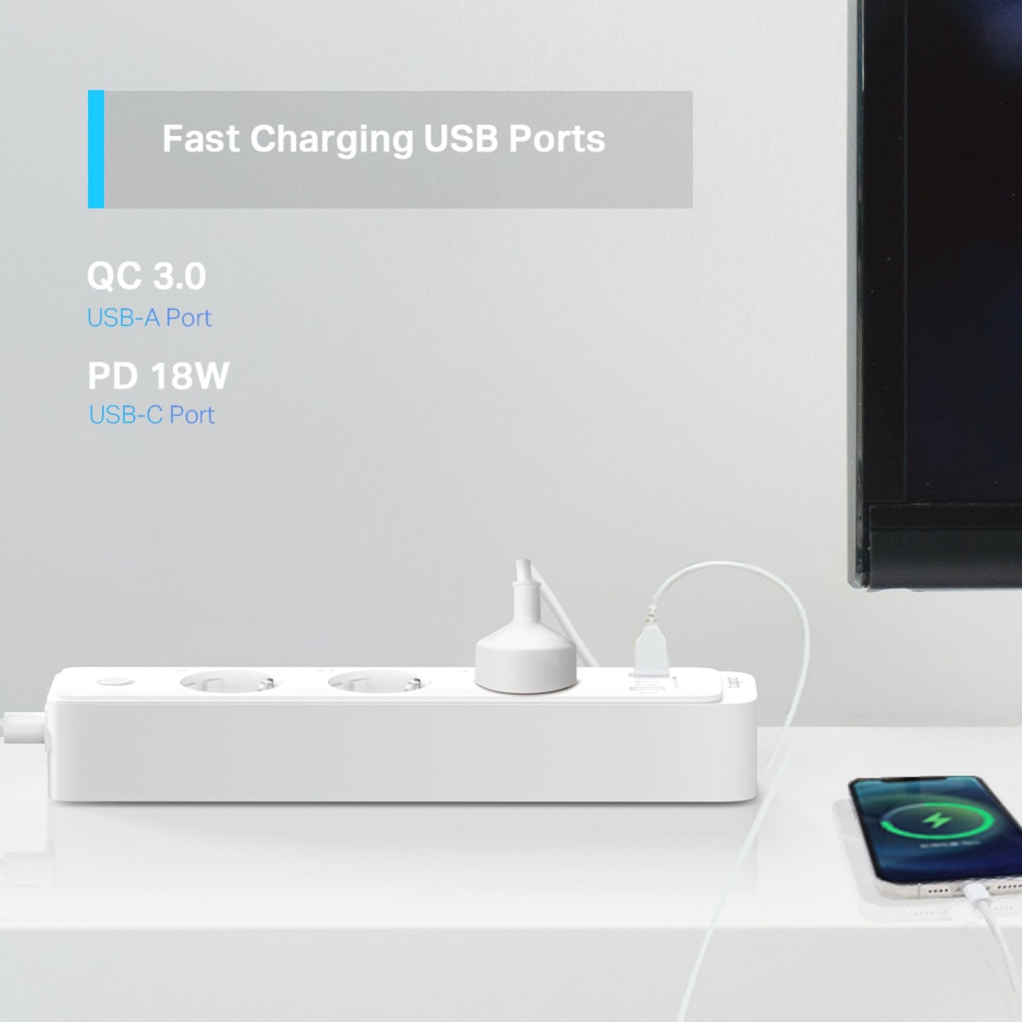 TP-Link Tapo P300 smart stikdåse med flere USB-C porte, QC 3.0 og PD 18W vises på bord ved siden af trådløst opladende telefon.