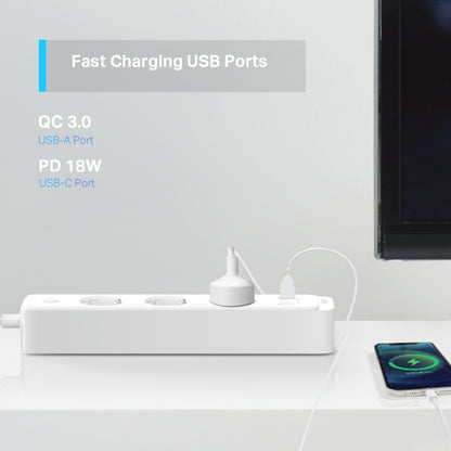 TP-Link Tapo P300 smart stikdåse med flere USB-C porte, QC 3.0 og PD 18W vises på bord ved siden af trådløst opladende telefon.
