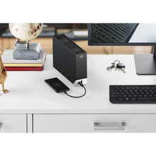 Seagate One Touch Desktop ekstern harddisk 8TB tilsluttet smartphone på skrivebord ved computerskærm og tastatur.