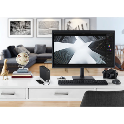 Seagate One Touch Desktop ekstern harddisk 8TB på hvidt skrivebord, synlig skærm, tastatur, mus og diverse kontortilbehør.