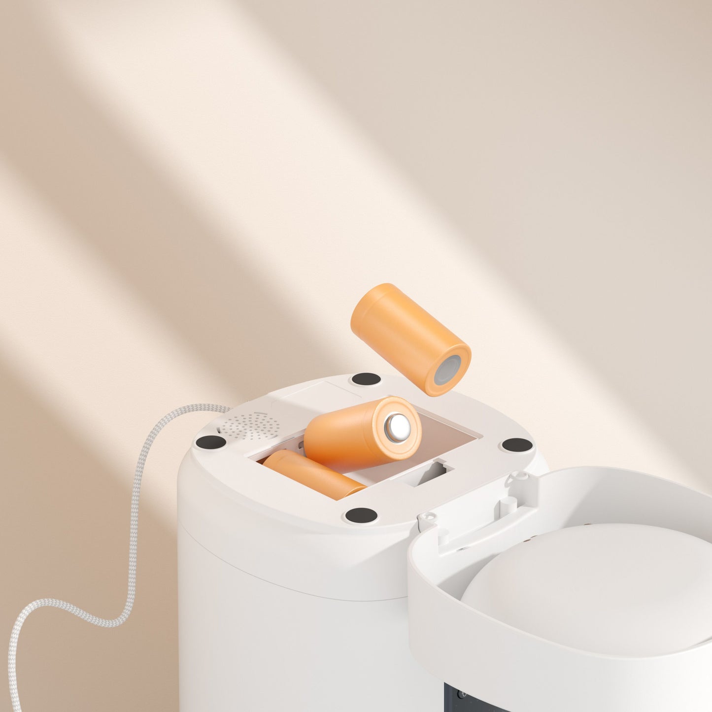 Aqara Smart kæledyrsfoderautomat C1 hvid med åben låg, indsætning af cylinderformet orange batteri synligt.