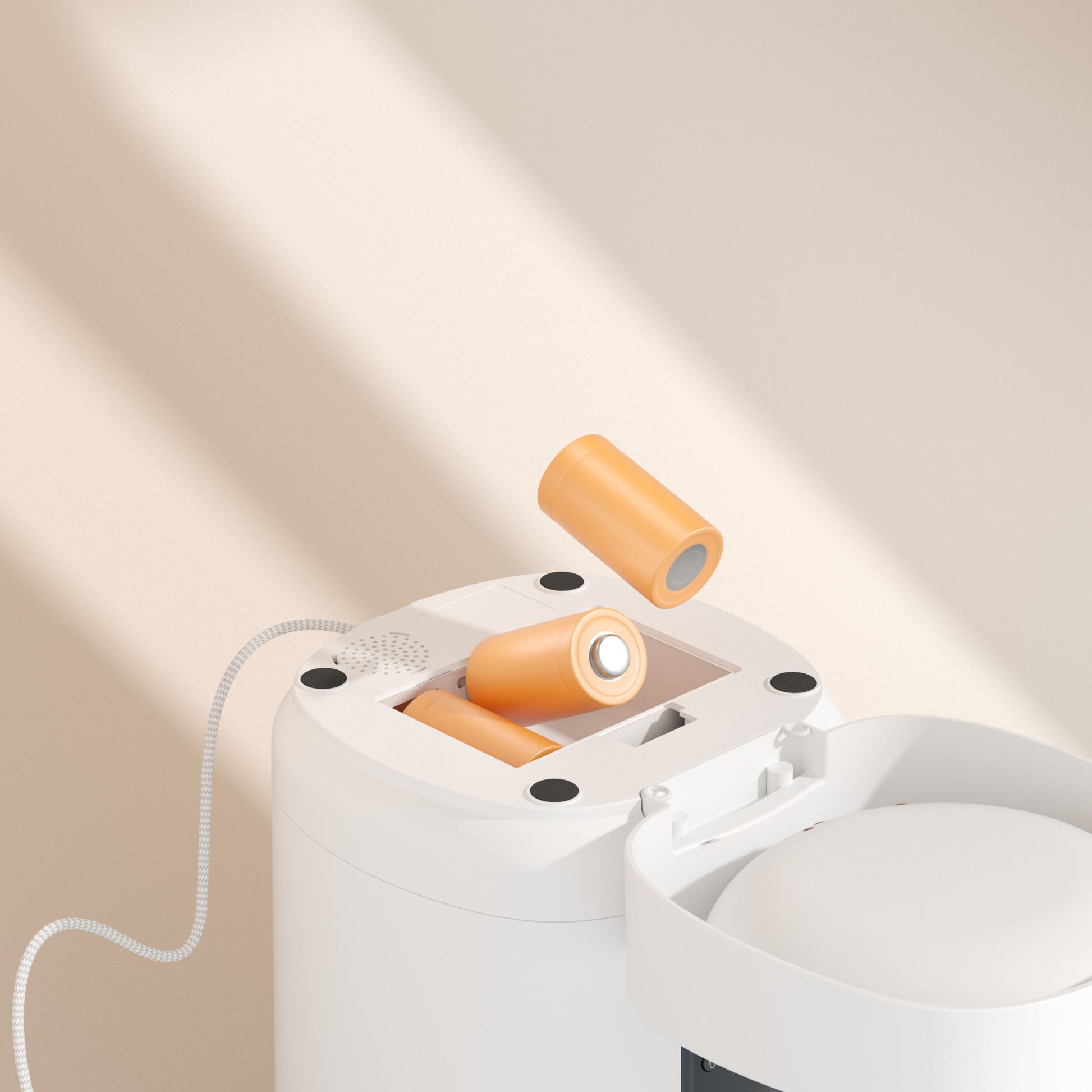 Aqara Smart kæledyrsfoderautomat C1 hvid med åben låg, indsætning af cylinderformet orange batteri synligt.